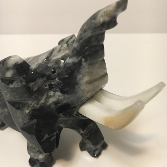 Onyx Carved Elephant Figurine - Picture 6 of 9